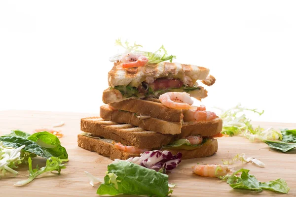 夹着生菜和虾仁的三明治 背景为白色 免版税图库照片