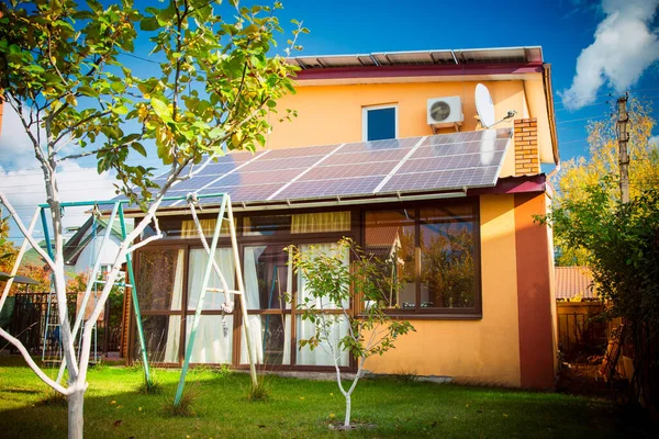 Sonnenkollektoren Auf Dem Dach Des Hauses Erneuerbare Energie Grüne Energie Stockfoto