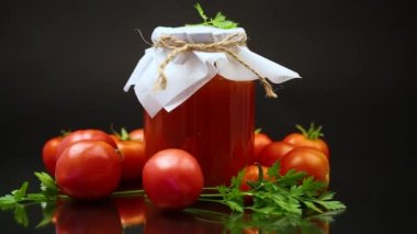 Doğal domates kavanozunda ev yapımı domates suyu konservesi. Yüksek kaliteli FullHD görüntüler