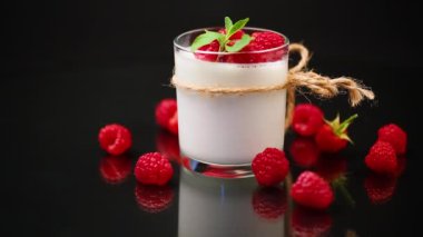 Bardakta taze ahududu ve ev yapımı yoğurt. Yüksek kaliteli FullHD görüntüler