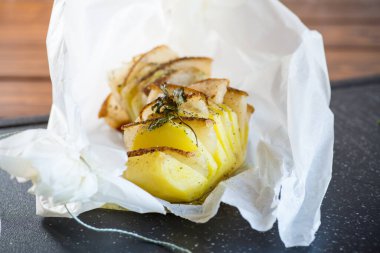 Domuz yağı ve baharatla doldurulmuş fırında patates..