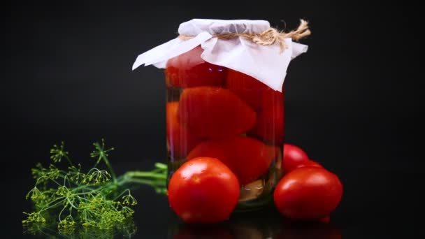 天然トマトの瓶に缶詰にした自家製トマトジュース 高品質のフルHd映像 — ストック動画