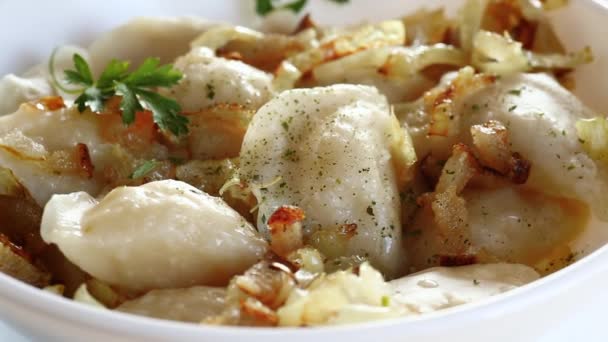 乌克兰人的瓦列尼奇或皮洛吉 塞满土豆和蘑菇 与油炸洋葱一起食用 木制桌布背景 — 图库视频影像