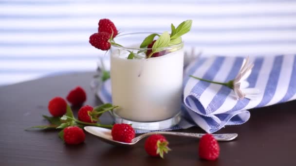 Słodki Jogurt Domowej Roboty Świeżymi Malinami Szklance Wysokiej Jakości Materiał — Wideo stockowe