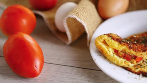 Gebakken Omelet Met Wilde Champignons Tomaten Hoge Kwaliteit Fullhd Beeldmateriaal — Stockvideo