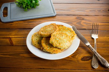 Ahşap bir masada, sebzeli kızarmış patates pirzolası..