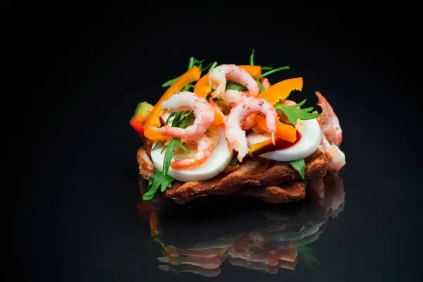 Sándwich Cocido Con Camarones Huevos Pimienta Verduras Aislado Sobre Fondo —  Fotos de Stock