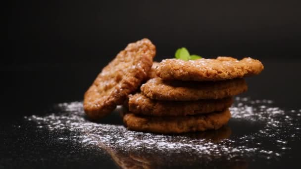 Kokta Söta Havregryn Cookies Isolerad Svart Bakgrund — Stockvideo