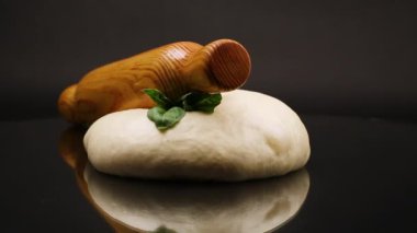 Ev yapımı maya, yumuşak hamur, siyah arka planda izole edilmiş.