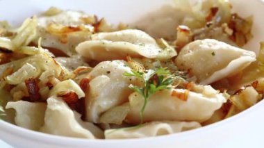 Patates ve mantarla doldurulmuş Ukrayna Vareniky veya Pierogi, kızarmış soğanla servis edilir. Ahşap masa arkaplanı.