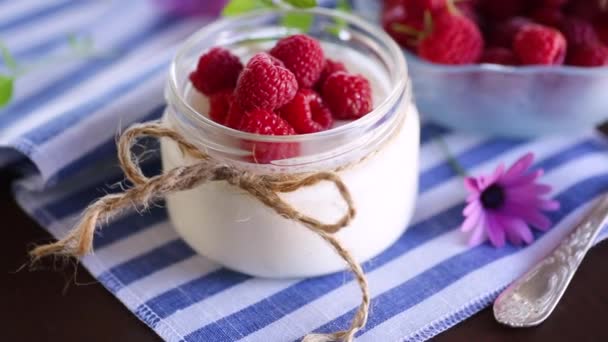 Słodki Jogurt Domowej Roboty Świeżymi Malinami Szklanym Słoiku Jasnym Drewnianym — Wideo stockowe