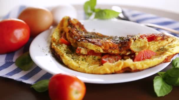 Fylld Omelett Med Tomater Ljus Träbakgrund Hälsosam Kost Till Frukost — Stockvideo