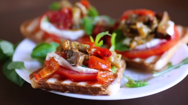 Roti Lapis Siap Saji Dengan Tomat Mozzarella Dan Terong Goreng — Stok Video
