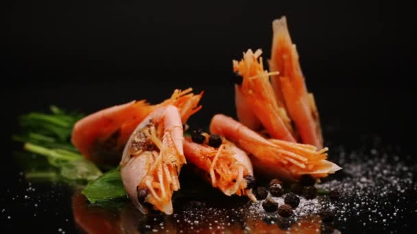 Crevettes Bouillies Avec Des Épices Isolées Sur Fond Noir — Video