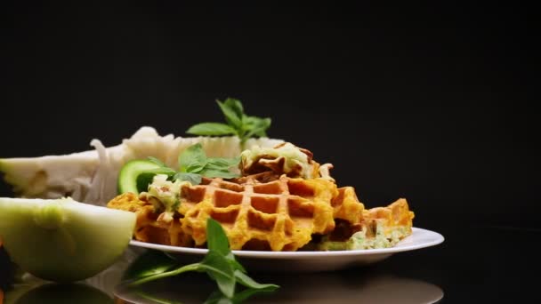 Waffles Vegetais Cozidos Duas Cores Feitos Repolho Cenoura Uma Placa — Vídeo de Stock