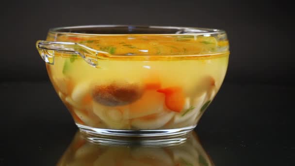 Приготовленный Вегетарианский Грибной Суп Овощами Макаронами Тарелке Изолированный Черном Фоне — стоковое видео