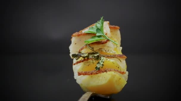 Kokt Potatis Fylld Med Ister Isolerad Svart Bakgrund — Stockvideo