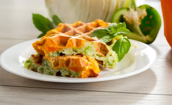 Waffle Vegetali Cotti Bicolore Base Cavolo Carote Piatto Tavolo Legno — Foto Stock