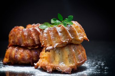 Siyah arka planda izole edilmiş pudra şekerli tatlı çörekler.