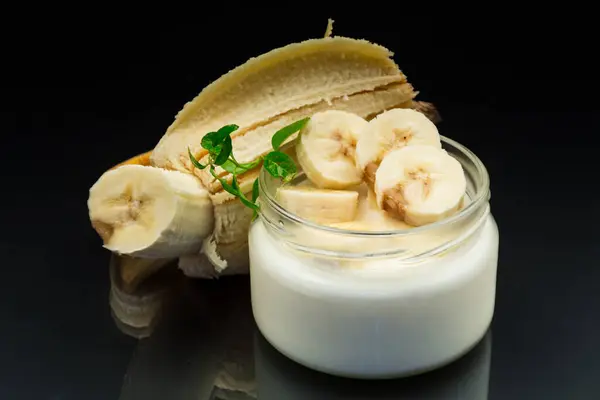 Casa Iogurte Banana Doce Frasco Vidro Isolado Fundo Preto — Fotografia de Stock
