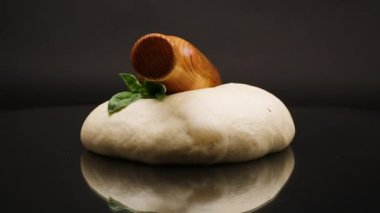 Ev yapımı maya, yumuşak hamur, siyah arka planda izole edilmiş.