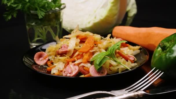 Gotowana Kapusta Smażona Warzywami Kiełbasami Talerzu Wyizolowanym Czarnym Tle — Wideo stockowe