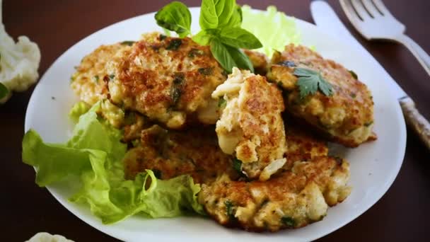Cooked Vegetarian Fried Cauliflower Cutlets Plate Wooden Table — Stock Video