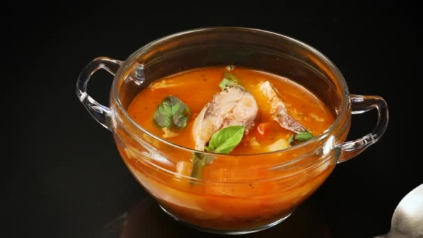 Sopa Tomate Vegetal Con Pescado Plato Aislado Sobre Fondo Negro — Vídeo de stock