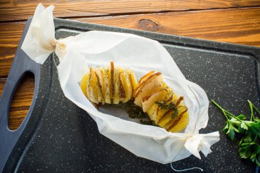 Domuz yağı ve baharatla doldurulmuş fırında patates..