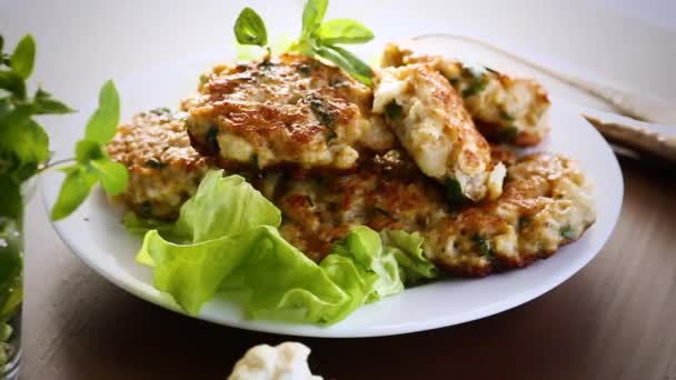 Gekookte Vegetarische Gebakken Bloemkool Koteletten Een Bord Een Houten Tafel — Stockvideo