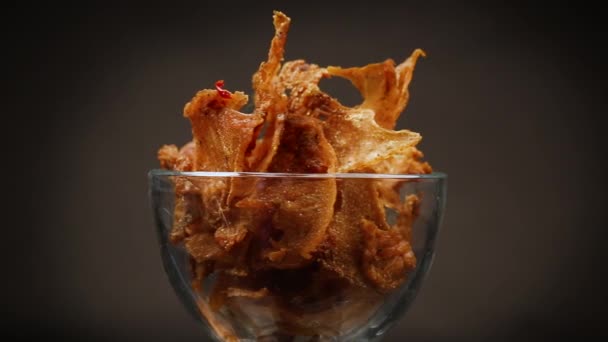Szárított Hús Fűszerekkel Egy Üvegtálban Fekete Alapon Elkülönítve Sörcsemege — Stock videók