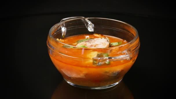 Zupa Pomidorowa Warzywna Rybą Talerzu Wyizolowanym Czarnym Tle — Wideo stockowe