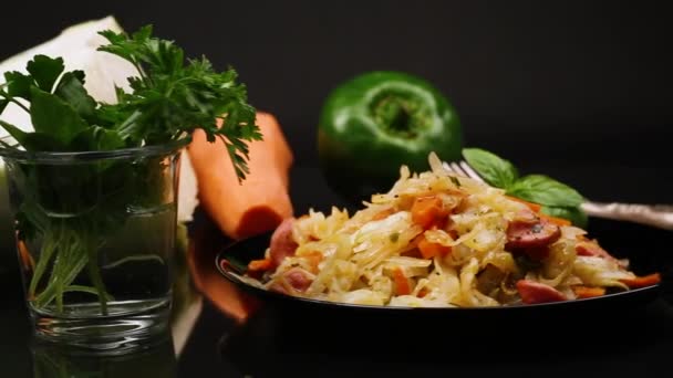 Gekochtes Gebratenes Kohl Mit Gemüse Und Wurst Einem Teller Isoliert — Stockvideo