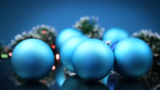 Újévi Játékok Dekorációk Egyéb Tárgyak Kék Absztrakt Háttérrel Újévi Háttér — Stock videók