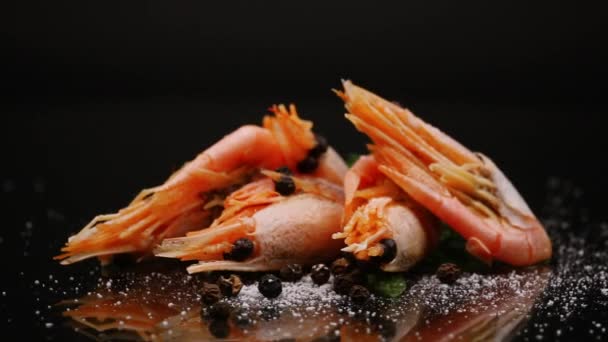 用黑色底色分离的带有香料的煮沸虾仁 — 图库视频影像