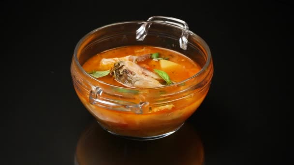 Sopa Tomate Vegetal Com Peixe Uma Placa Isolada Fundo Preto — Vídeo de Stock