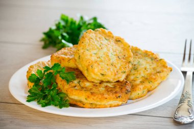 Ahşap bir masada, sebzeli kızarmış patates pirzolası..