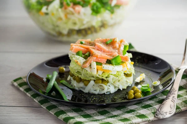 Gelaagde Salade Van Kool Andere Groenten Met Stukjes Rode Vis — Stockfoto