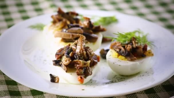 Βραστά Αυγά Γεμιστά Μανιτάρια Και Μπαχαρικά Πιάτο Ξύλινο Τραπέζι Βίντεο Αρχείου