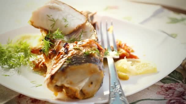Ikan Yang Dipanggang Dengan Rempah Rempah Dan Sayuran Dalam Oven — Stok Video