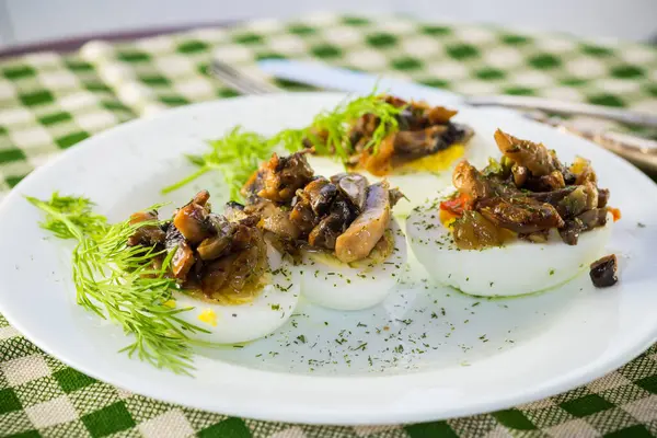 테이블에 접시에 버섯과 향신료로 채워진 스톡 사진