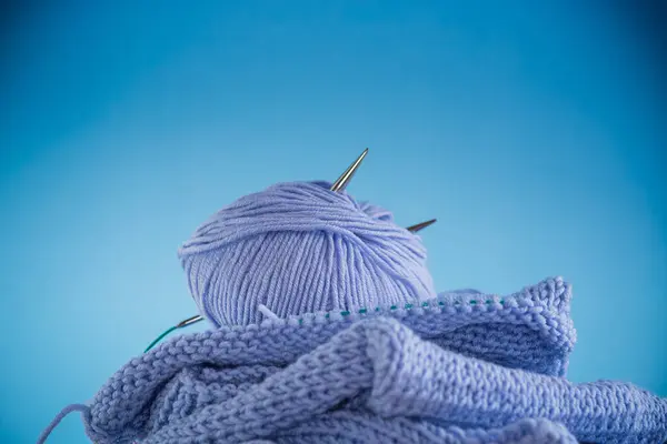 뜨개질 뜨개질을 파란색 배경에 스톡 이미지
