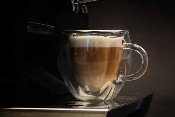 Caffè Caldo Con Latte Tazza Vetro Isolato Sfondo Nero Foto Stock