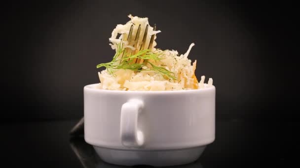 德国泡菜 带有胡萝卜和香料 装在一个白色碗中 与黑色背景隔离 — 图库视频影像