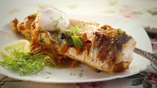 Ψάρι Ψημένο Μπαχαρικά Και Λαχανικά Στο Φούρνο Πιάτο Ξύλινο Τραπέζι Βίντεο Κλιπ