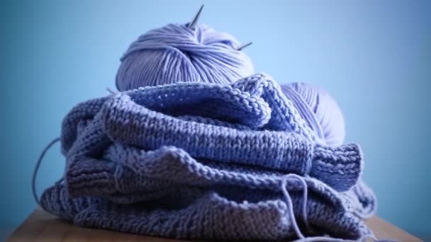 手編みキット 青い糸 編み針 青い背景でより孤立した — ストック動画