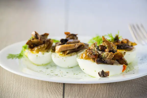 테이블에 접시에 버섯과 향신료로 채워진 로열티 프리 스톡 이미지