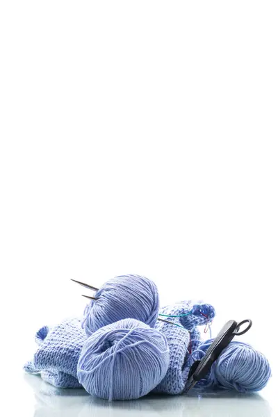 Набір Ручного Язання Синя Пряжа Спиці Більше Ізольовані Білому Тлі Ліцензійні Стокові Фото