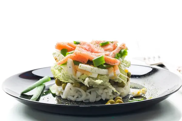 양배추와 접시에 물고기의 조각과 야채의 샐러드 배경에 스톡 사진