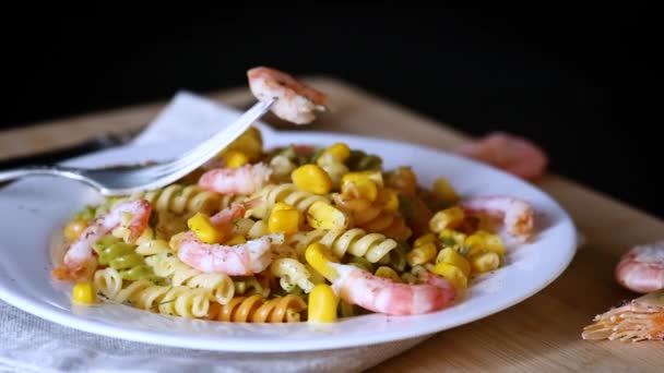 Vermicelles Colorées Aux Crevettes Maïs Sucré Dans Une Assiette Salade — Video